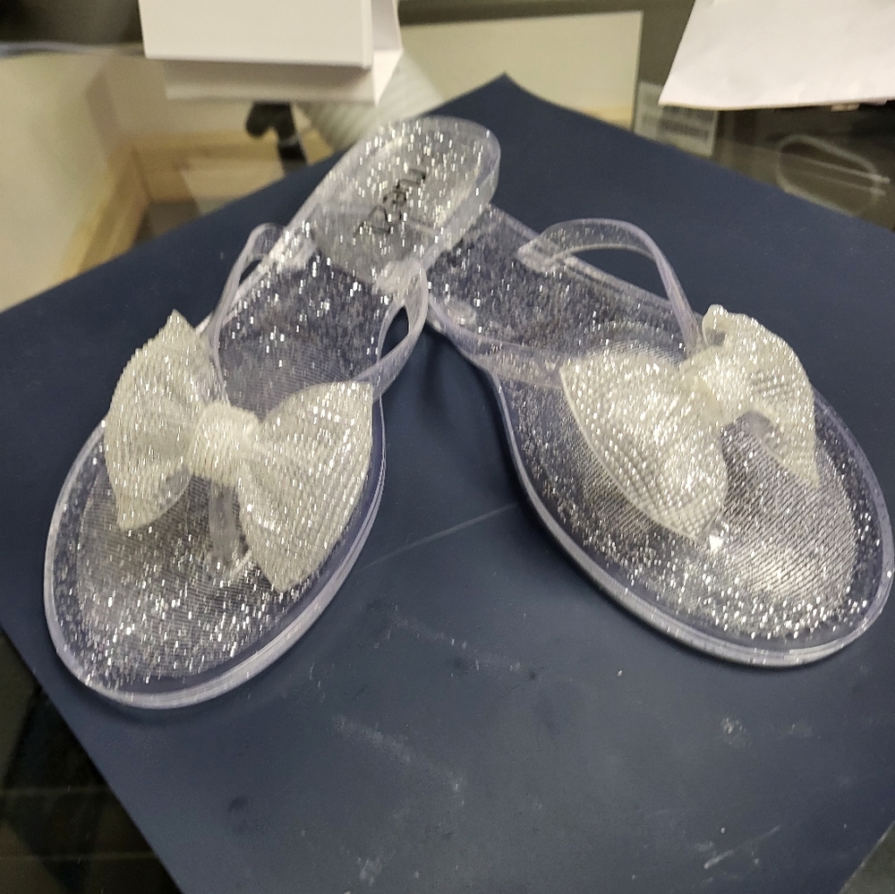 Rue flip-flops